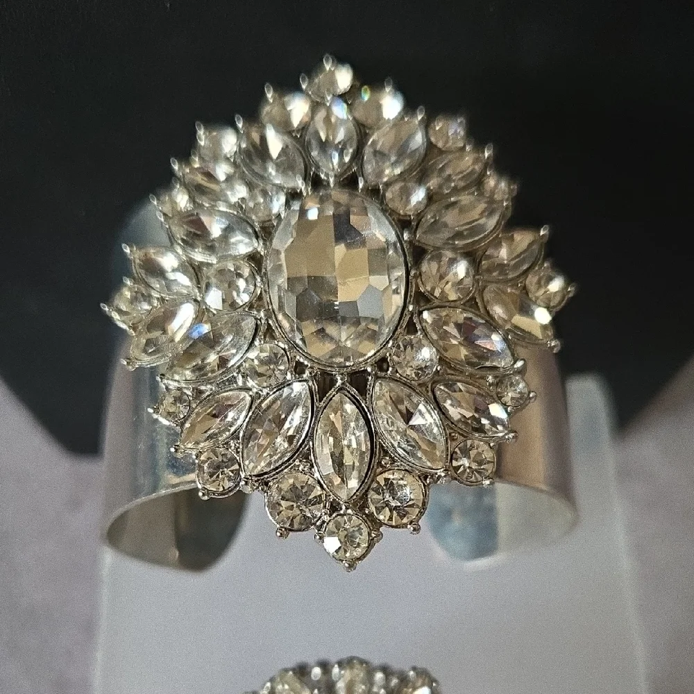 Elegant Silver Crystal Jewelry Set - Picture 2 of 3
